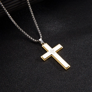 Collier avec pendentif croix double couche en acier or et argent pour homme sur fond noir