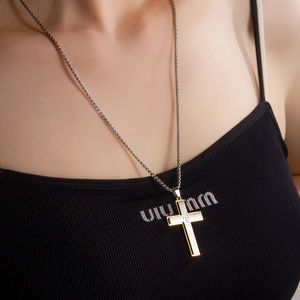 Collier avec pendentif croix en argent poli et diamants sur une chaîne à mailles