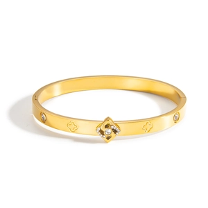 Elegant 18k gold-plated clover bangle with sparkling crystals and polished finish