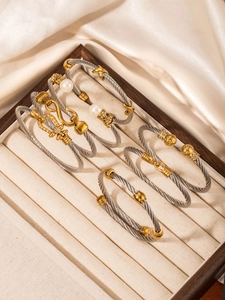 Détails des bracelets en câble torsadé argenté avec accents dorés et perles