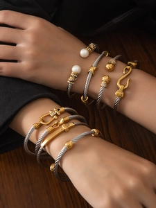 Gros plan de bracelets de câble superposés avec perles et diamants au poignet
