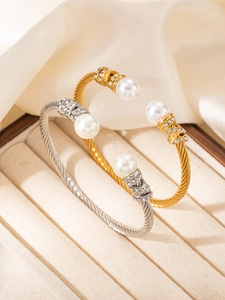 Détail de bracelets torsadés or et argent avec perles et accents en diamants pavés