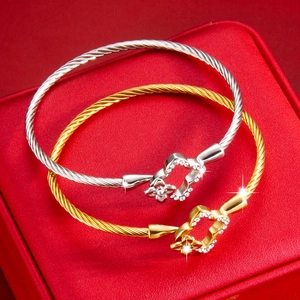 Vue détaillée de bracelets câbles torsadés en or 18 carats et argent avec diamants