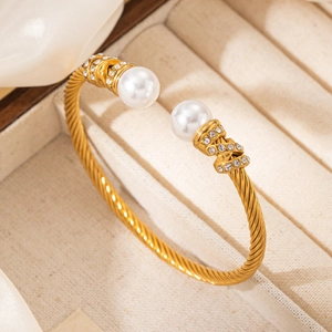 Bracelet câble torsadé en or 18k avec perles élégantes et accents diamantés