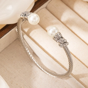 Bracelet torsadé élégant plaqué or 18 carats avec perles et détails en cristal