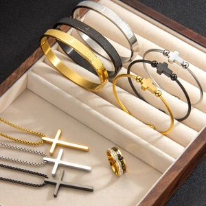Conjunto de joyas de acero inoxidable con pulseras de cruz y anillo romano