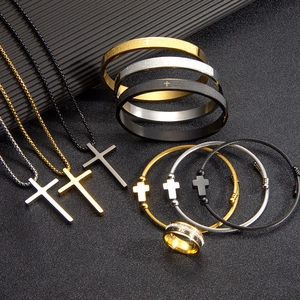 Conjunto de joyas cruzadas con collares y pulseras de acero titanio oro plata y negro