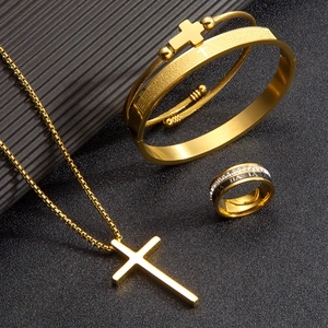 Conjunto de joyas de acero chapado en oro con collar de cruz y anillo con números romanos