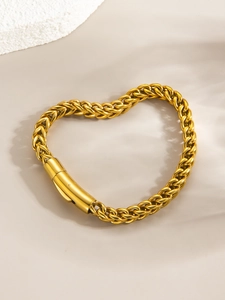Détail de la gourmette en épi tressé plaqué or 18k avec fermoir cylindrique à poussoir