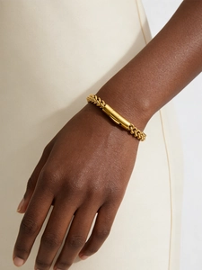 Détail d'un bracelet gourmette plaqué or 18k avec fermoir cylindrique au poignet