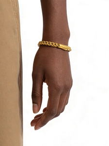 Détail d'un bracelet gourmette plaqué or 18k avec fermoir cylindrique sur le poignet