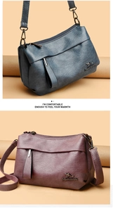 Détail de la texture en cuir synthétique souple et du logo kangourou en métal sur les sacs