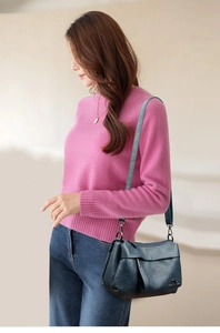 Sac à bandoulière en cuir texturé bleu foncé pour femme porté avec une tenue décontractée