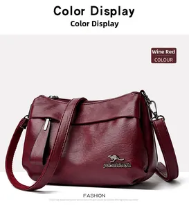 Détail macro du sac à bandoulière bordeaux en cuir synthétique grainé avec logo métal