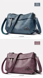 Détails des sacs à bandoulière bleu clair et violets avec similicuir grainé et logo kangourou