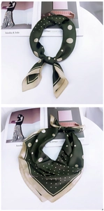 Gros plan sur un foulard en soie vert foncé à pois avec des bords contrastés rétro