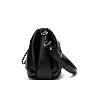 Sac à bandoulière noir minimaliste pour femme avec boucles argentées et détails plissés latéraux