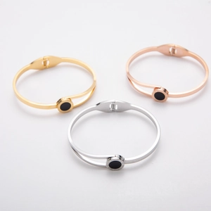 Bracelets en acier poli avec chiffres romains et incrustation circulaire noire