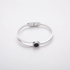 Détail du bracelet en acier argenté avec chiffres romains gravés et insert noir chic