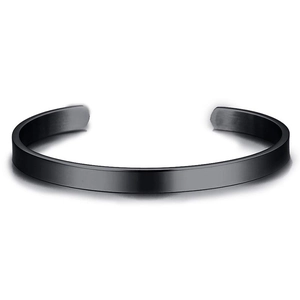 Minimalistisches mattschwarzes C-Manschettenarmband aus Edelstahl auf weißem Hintergrund