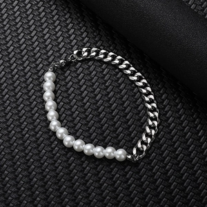 Collana da uomo con catena cubana in acciaio e perle bianche su sfondo nero operato