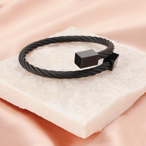 Bracciale rigido in acciaio inossidabile nero opaco a fune intrecciata con punte quadrate