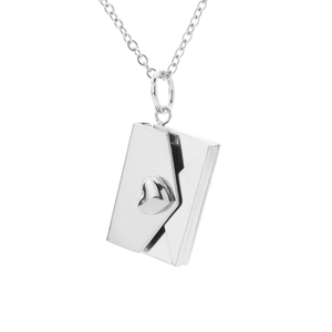 Vue macro du pendentif enveloppe argentée avec sceau cœur 3D et détails de conception