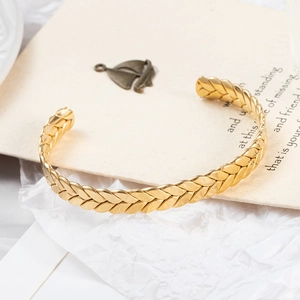Golden C-shaped wheat ear wheat ear open bangle with twisted braid texture for women