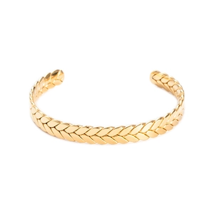 Close-up of the intricate wheat ear texture on this gold stainless steel cuff bracelet