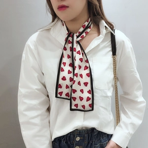 Foulard long en soie pour femme avec motif cœur rouge sur fond blanc