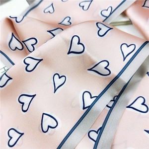 Écharpe en soie rose à motif cœur avec bordure grise, foulard élégant en satin pour femme
