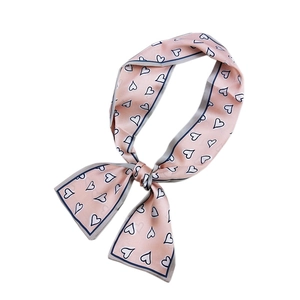 Écharpe fine en satin rose avec motifs cœurs noirs et bordures grises nouée élégante