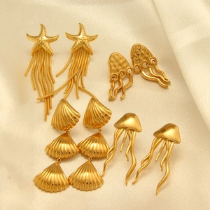 Kreatives Set aus Titanstahl-Goldohrringen mit Seestern- Muschel- und Quallendesigns