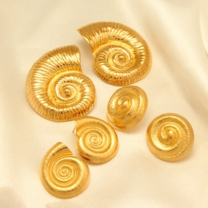 Nautilus-Stil Goldene Ohrringe aus Titanstahl im Set in drei verschiedenen Größen
