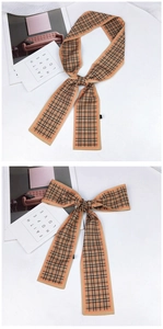 Détail d'un foulard étroit en soie à carreaux montrant deux méthodes de nouage chic