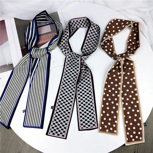 Trois longs foulards en soie à rayures, pois et motifs géo sur fond blanc élégant