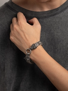 Vue détaillée d'un bracelet gourmette tête de loup viking en acier inoxydable pour homme