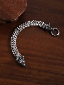 Détail macro du bracelet viking tête de loup avec chaîne tressée en argent vintage