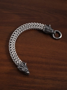 Détail du bracelet viking tête de loup en acier inoxydable argenté avec chaîne tressée