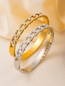 Detailansicht goldene und silberne Kettenarmbänder mit Mikro-Pavé-Kristallen