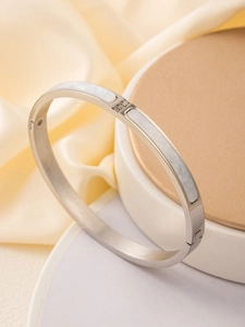 Vue détaillée du bracelet en acier brossé argenté avec incrustation nacre et zircons