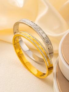Vue détaillée des bracelets en or et argent avec chiffres romains et pavé de cristaux