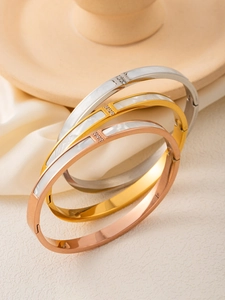 Détail d'un ensemble de bracelets plaqués or 18k avec nacre blanche et cristaux