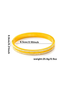 Détail du bracelet doré avec chiffres romains et double rangée de cristaux brillants