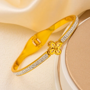 Minimalist 18k gold plated stainless steel clover bracelet with sparkling zircons