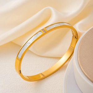 Bracelet jonc en acier inoxydable doré 18k avec nacre blanche et trois petits cristaux