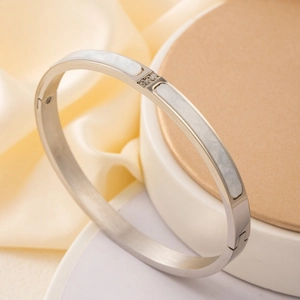 Bracelet jon jonc plaqué argent minimaliste avec nacre blanche et accents de zircon