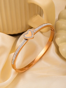 Gros plan d'un bracelet cœur en acier inoxydable or rose avec pavé de cristaux brillants