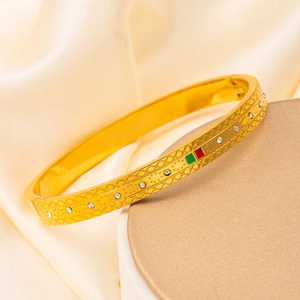 Goldener Edelstahl-Armreif mit eingraviertem Karomuster, Zirkonia und rot-grünem Emaille