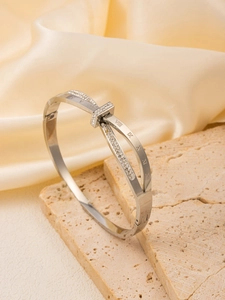 Détail d'un bracelet jonc argenté avec chiffres romains gravés et serti de zircons